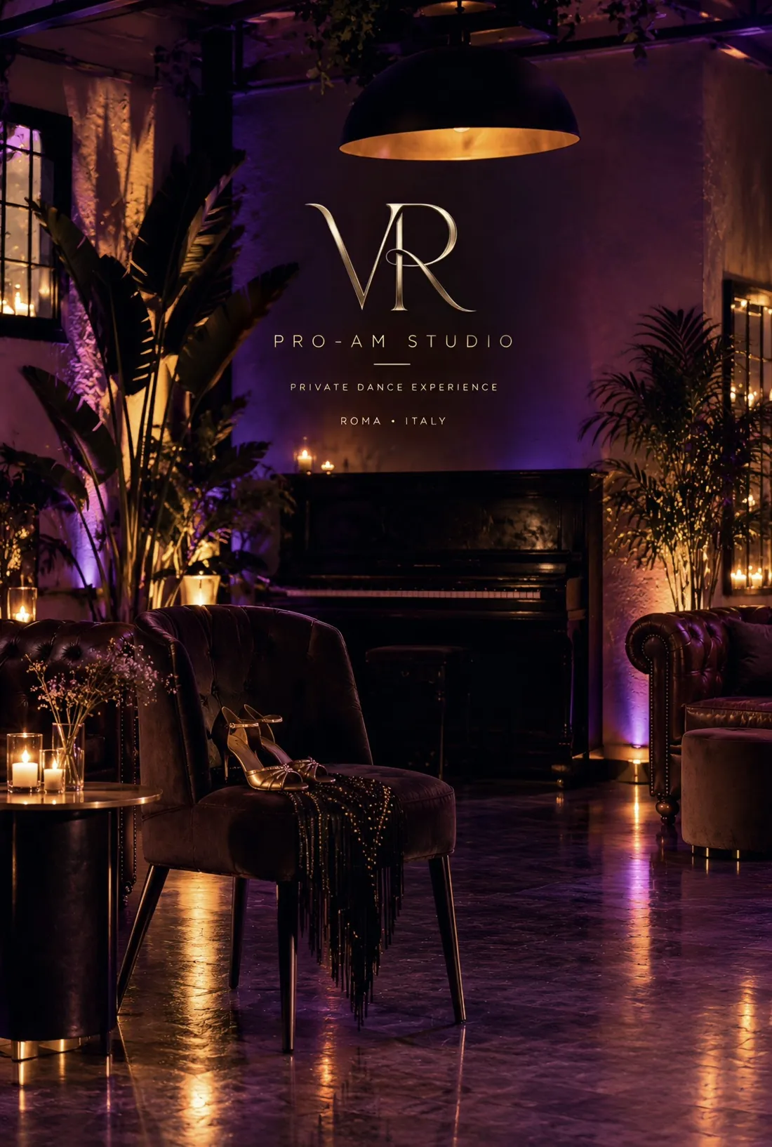 Salotto in penombra con lampada ambrata, pianoforte e il logo VR sul muro